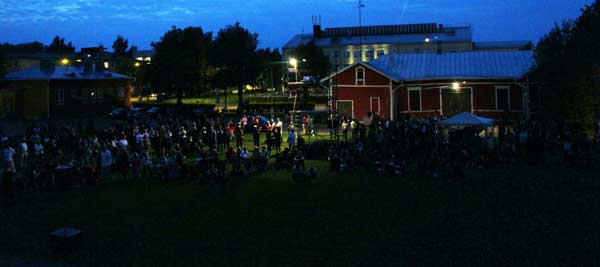 Yleisöä video mapping esityksessä